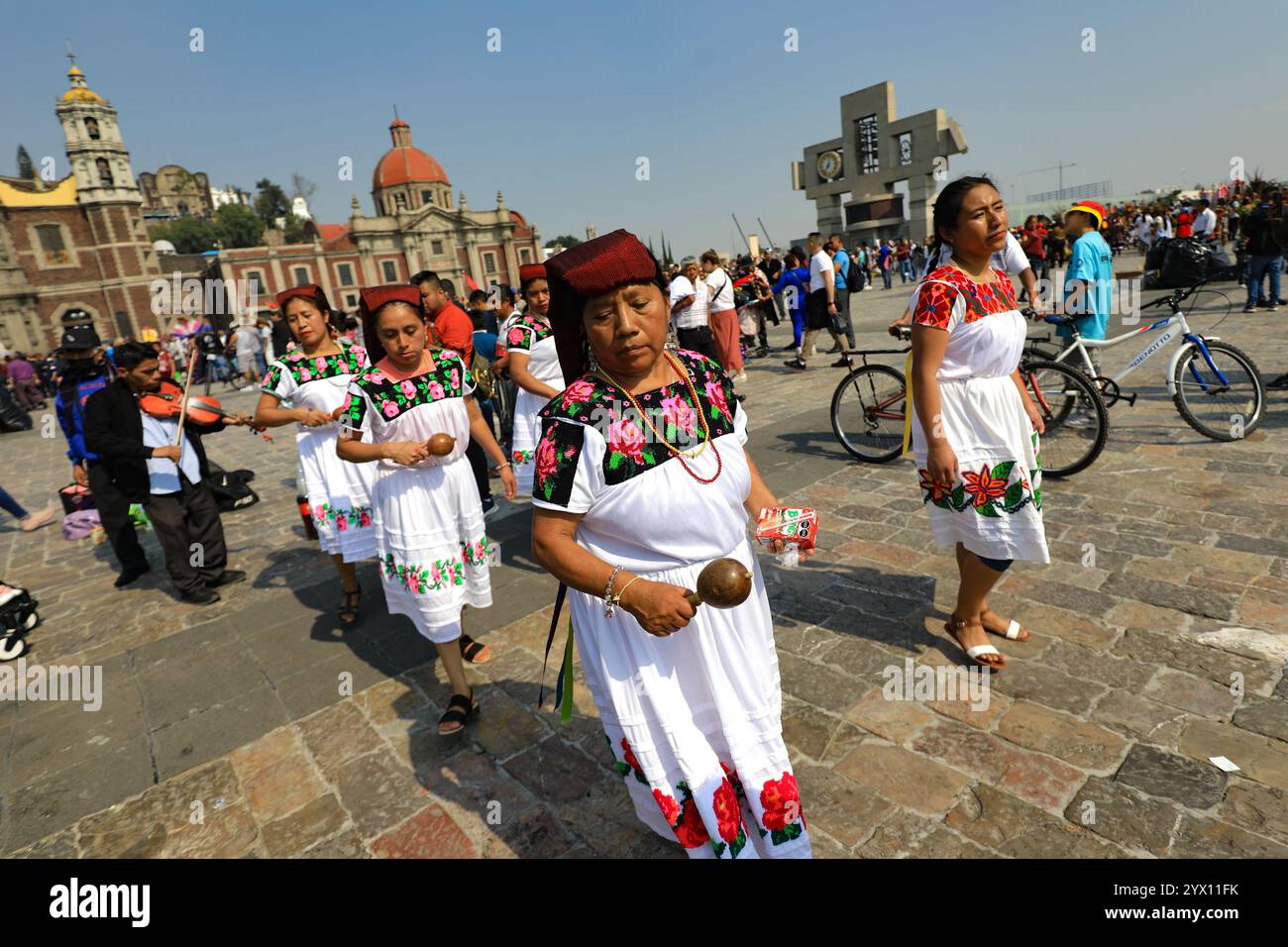 Città del Messico, Messico. 12 dicembre 2024. Ballerini che partecipano alla danza pre-ispanica in occasione delle celebrazioni del giorno della Vergine di Guadalupe. Il 12 dicembre 2024 a città del Messico, Messico. (Foto di Ian Robles/ credito: Eyepix Group/Alamy Live News Foto Stock