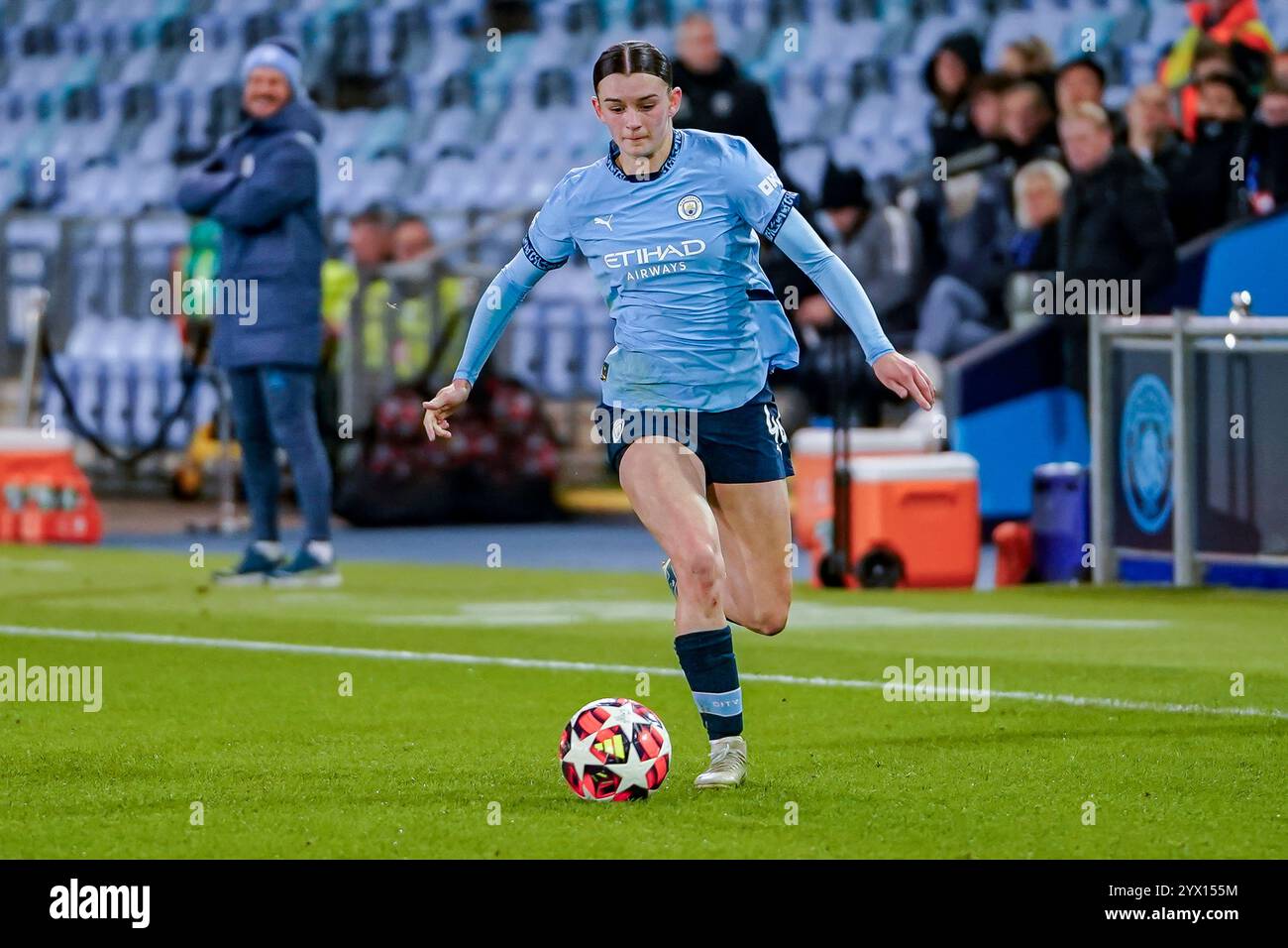 Manchester, Regno Unito. Giovedì 12 dicembre 2024, UEFA Women's Champions League: Manchester City Women vs SKN St. Pölten Women at Jole Stadium. L'attaccante del Manchester City Lily Murphy 46 ha battuto due difensori ed è in porta. Credito James Giblin/Alamy Live News. Foto Stock