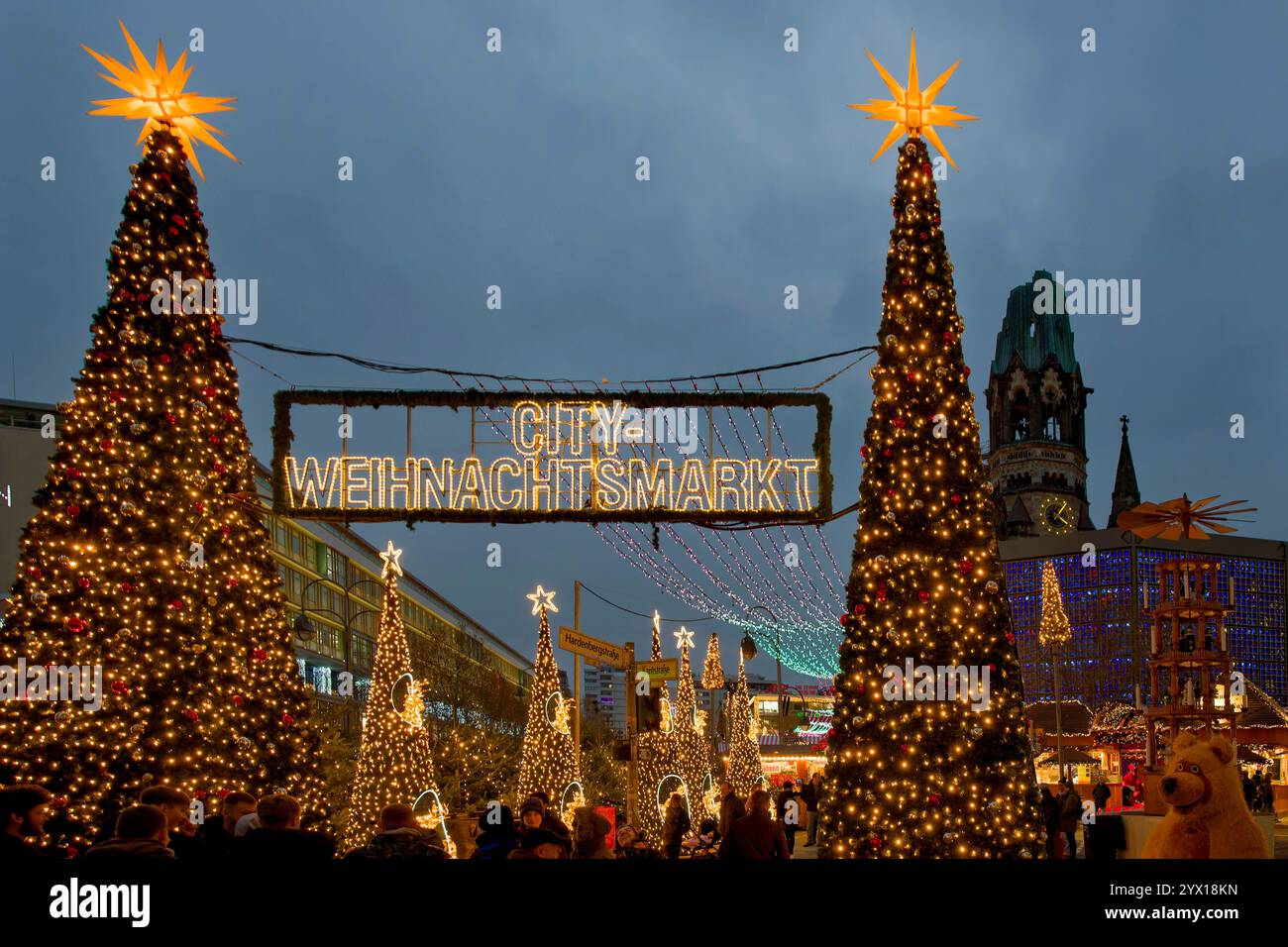 Weihnachtsmarkt an der Kaiser-Wilhelm-Gedaechtnis-Kirche, Berlino, 12.12.2024 Weihnachtsmarkt an der Kaiser-Wilhelm-Gedaechtnis-Kirche, Breitscheidplat Foto Stock