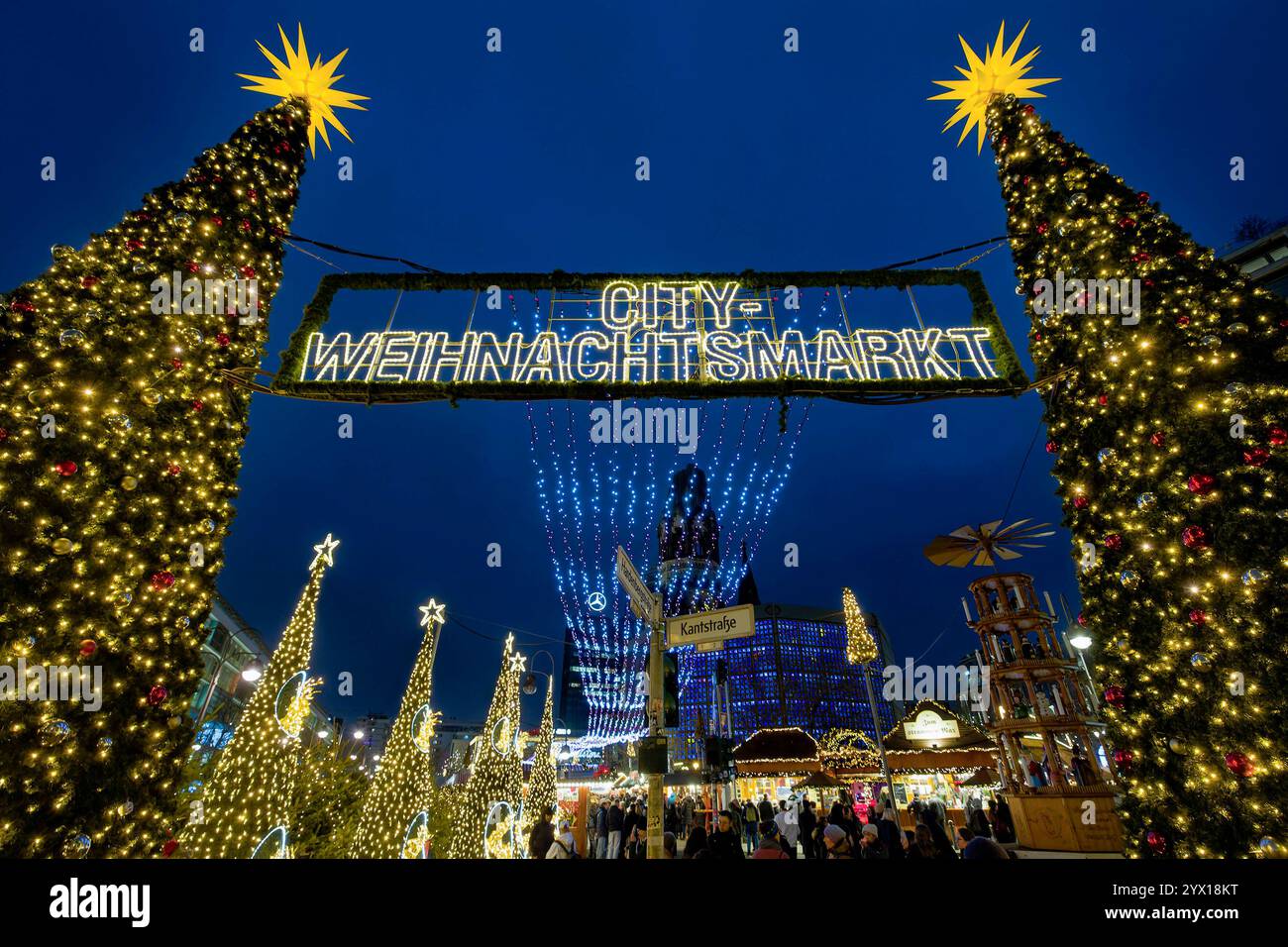 Weihnachtsmarkt an der Kaiser-Wilhelm-Gedaechtnis-Kirche, Berlino, 12.12.2024 Weihnachtsmarkt an der Kaiser-Wilhelm-Gedaechtnis-Kirche, Breitscheidplat Foto Stock