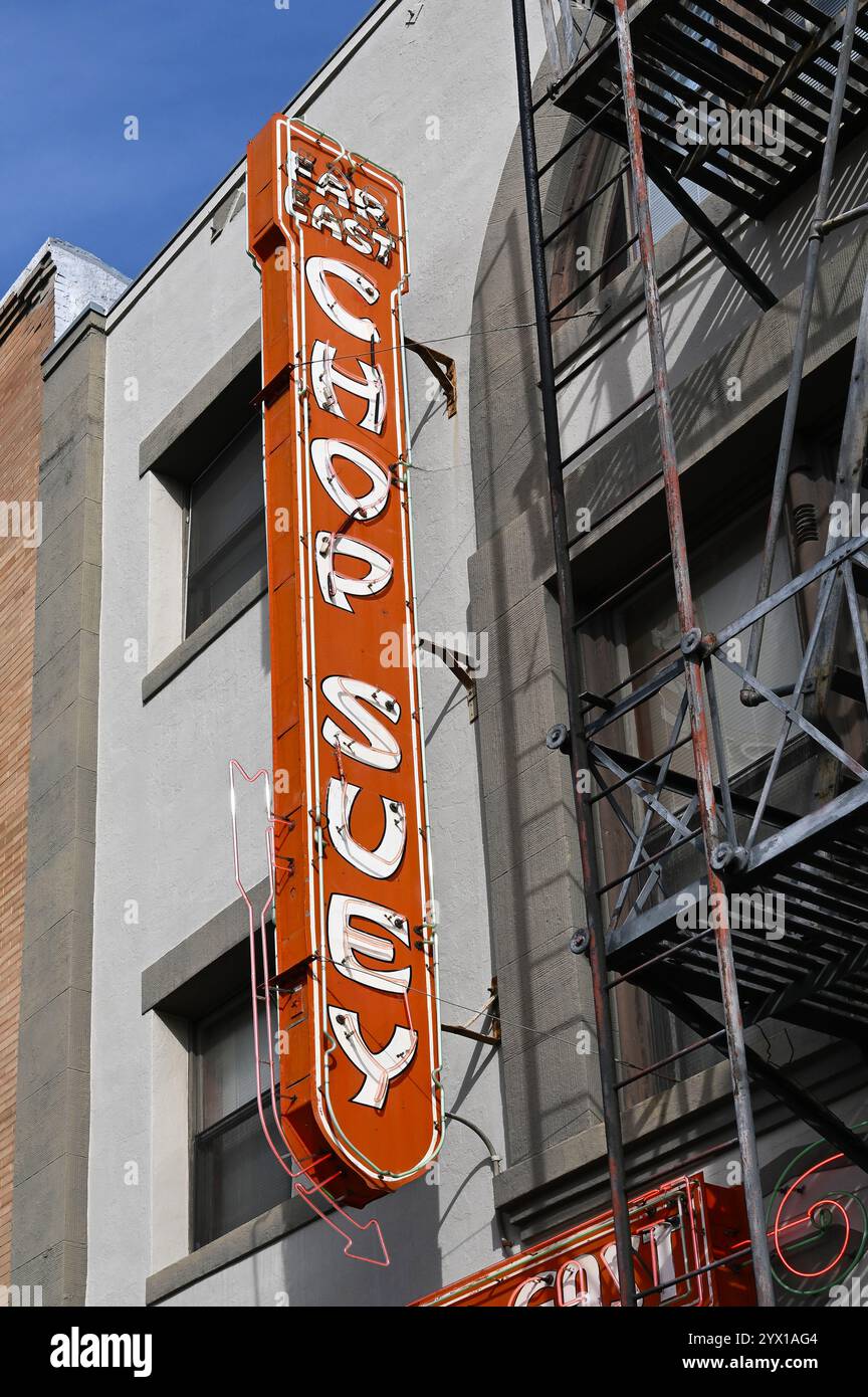 LOS ANGELES, CALIFORNIA - 2 dicembre 2024: Insegna del far East Chop Suey nella zona di Little Tokyo nel centro di Los Angeles. Foto Stock
