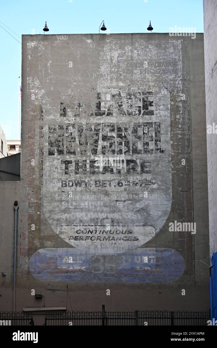 LOS ANGELES, CALIFORNIA - 2 dicembre 2024: Segnale sbiadito per il Palace Newsreel Theatre, uno storico teatro a cinque piani e edificio per uffici situato nel Broa Foto Stock