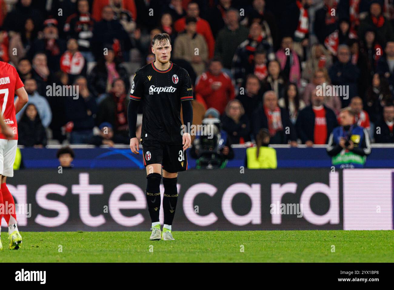 Sam Beukema visto durante la partita di UEFA Champions League tra le squadre di SL Benfica e Bologna FC 1909 (Maciej Rogowski) Foto Stock