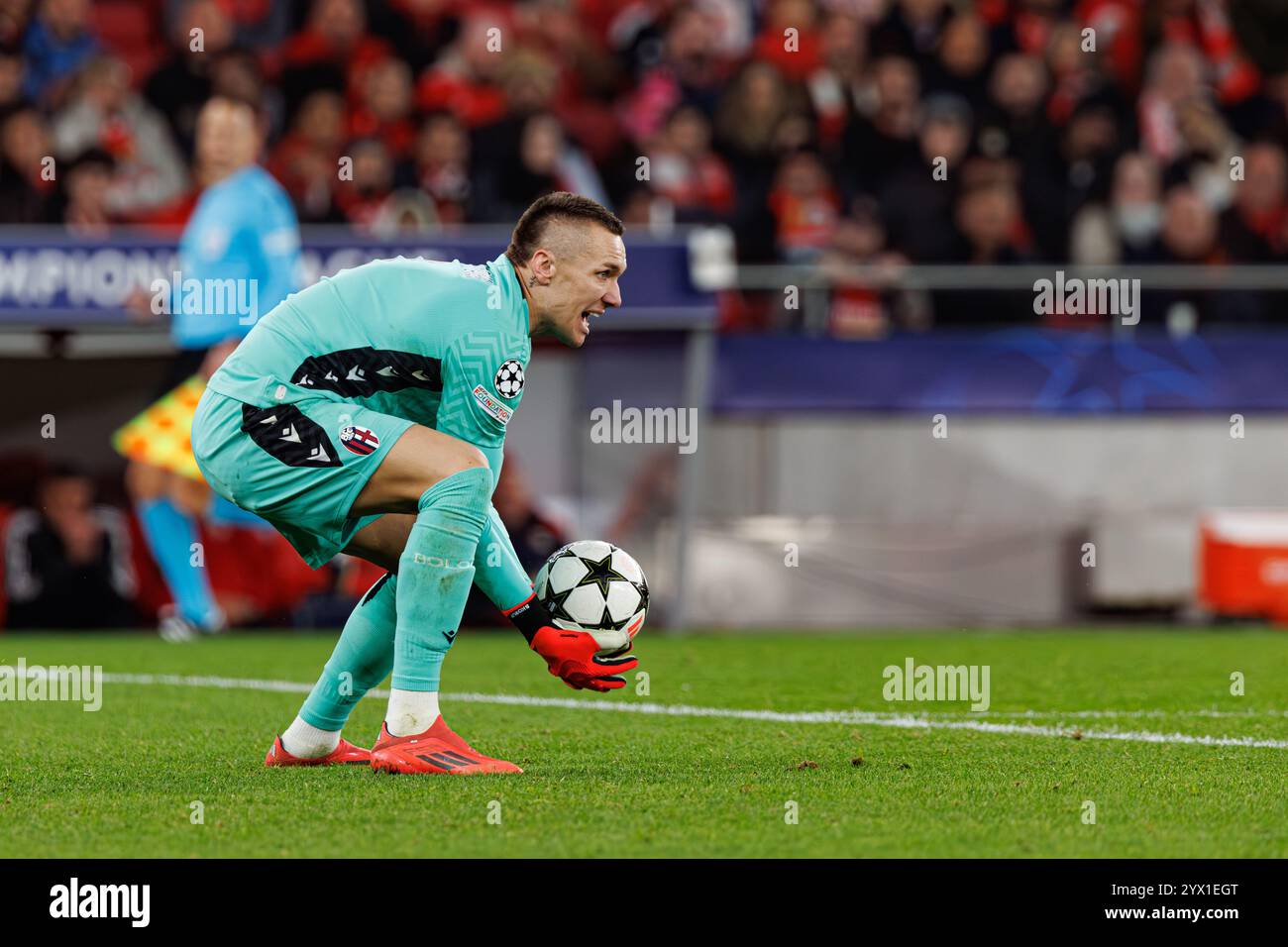 Lukasz Skorupski visto durante la partita di UEFA Champions League tra le squadre del Benfica e del Bologna FC 1909 (Maciej Rogowski) Foto Stock