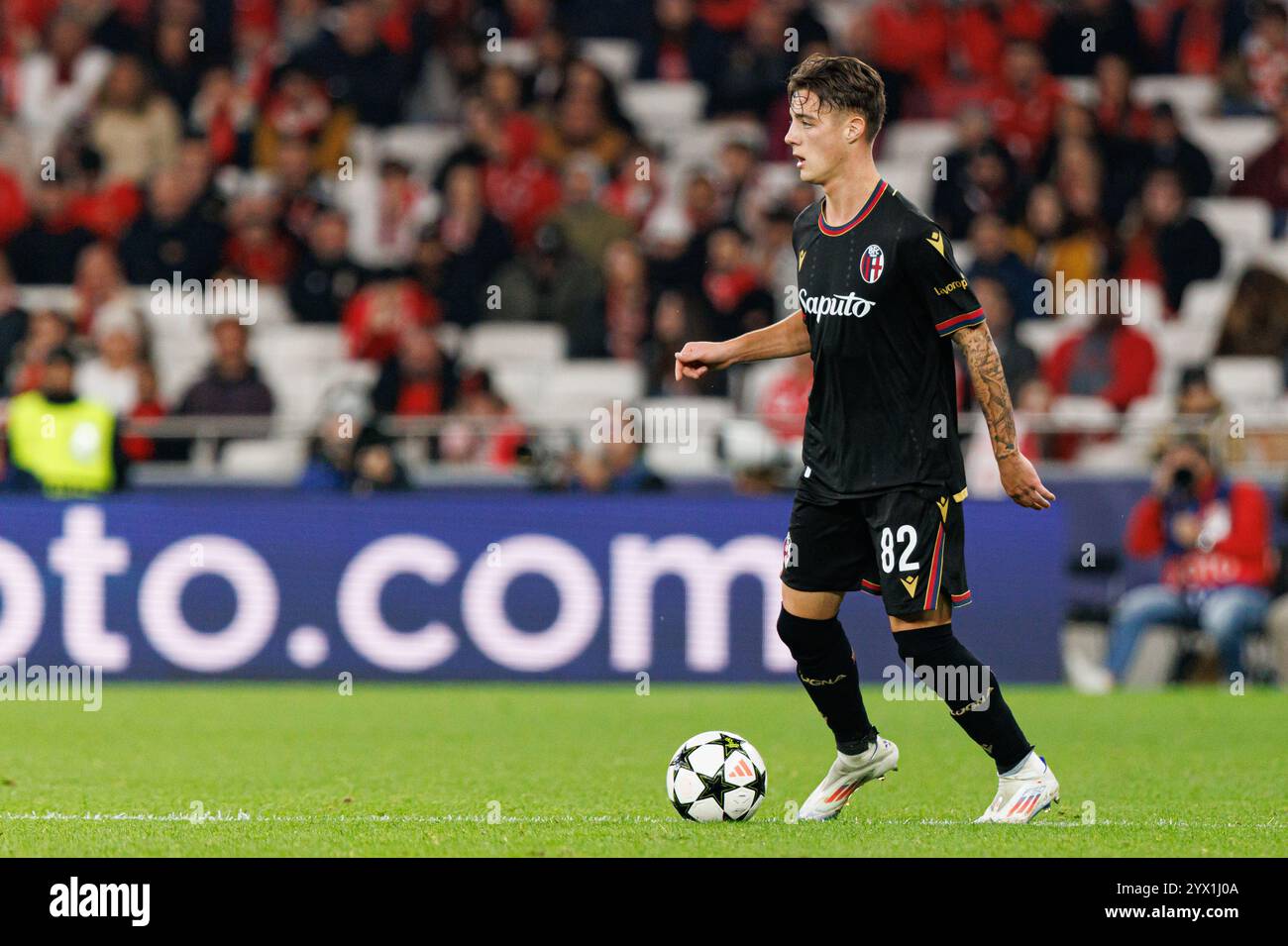 Kacper Urbanski visto durante la partita di UEFA Champions League tra le squadre del Benfica e del Bologna FC 1909 (Maciej Rogowski) Foto Stock