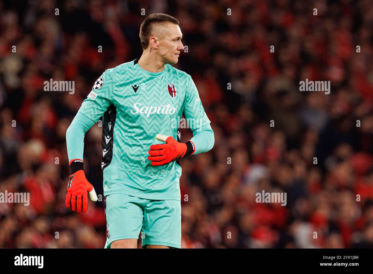 Lukasz Skorupski visto durante la partita di UEFA Champions League tra le squadre del Benfica e del Bologna FC 1909 (Maciej Rogowski) Foto Stock