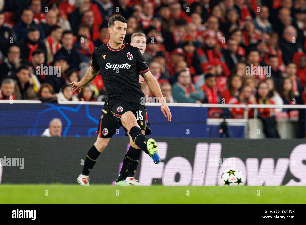 Nicolo Casale visto durante la partita di UEFA Champions League tra le squadre di SL Benfica e Bologna FC 1909 (Maciej Rogowski) Foto Stock