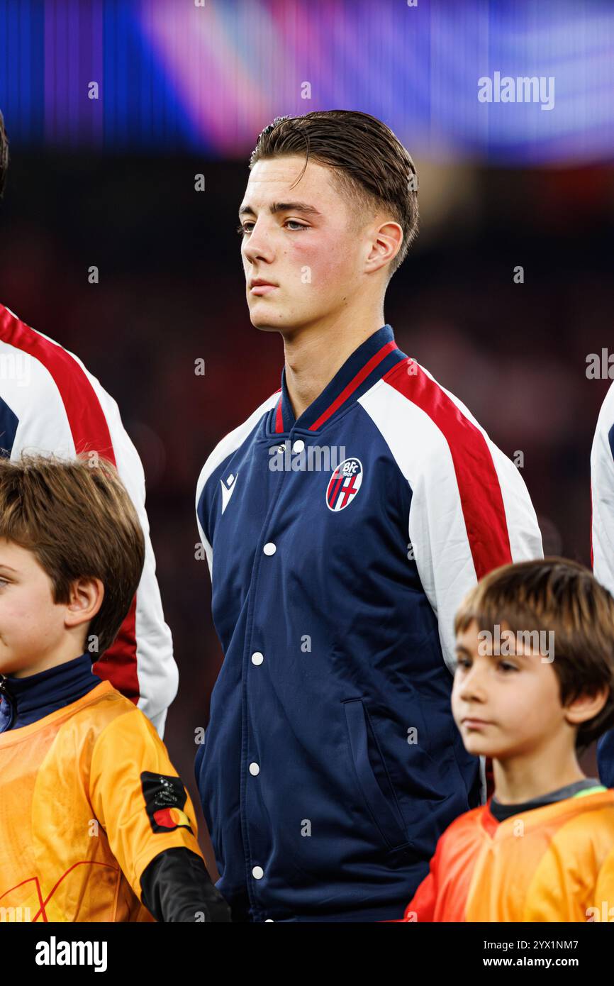 Kacper Urbanski visto durante la partita di UEFA Champions League tra le squadre del Benfica e del Bologna FC 1909 (Maciej Rogowski) Foto Stock