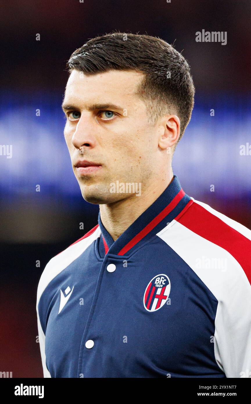 Nicolo Casale visto durante la partita di UEFA Champions League tra le squadre di SL Benfica e Bologna FC 1909 (Maciej Rogowski) Foto Stock