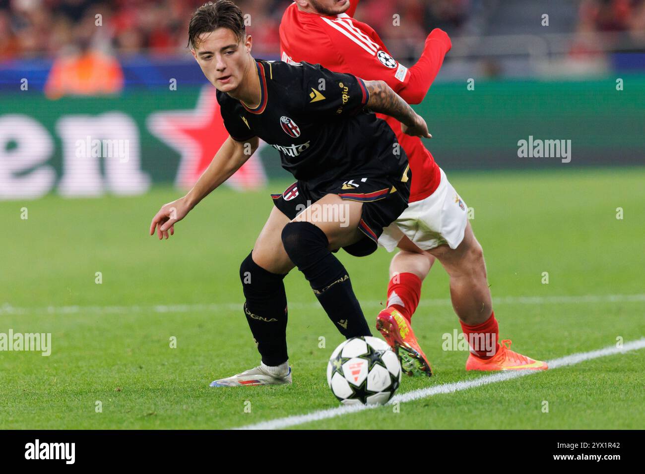 Kacper Urbanski visto durante la partita di UEFA Champions League tra le squadre del Benfica e del Bologna FC 1909 (Maciej Rogowski) Foto Stock