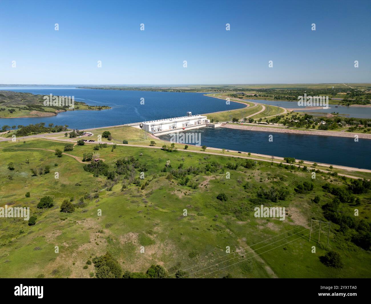 Vista della diga di Big Bend sul fiume Missouri con il lago Sharpe in lontananza nel South Dakota centrale Foto Stock