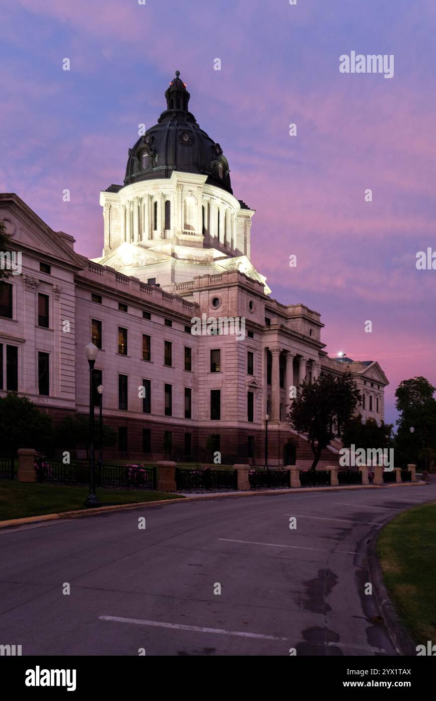 Vista verticale dell'edificio del campidoglio del South Dakota a Pierre al crepuscolo con la cupola illuminata Foto Stock