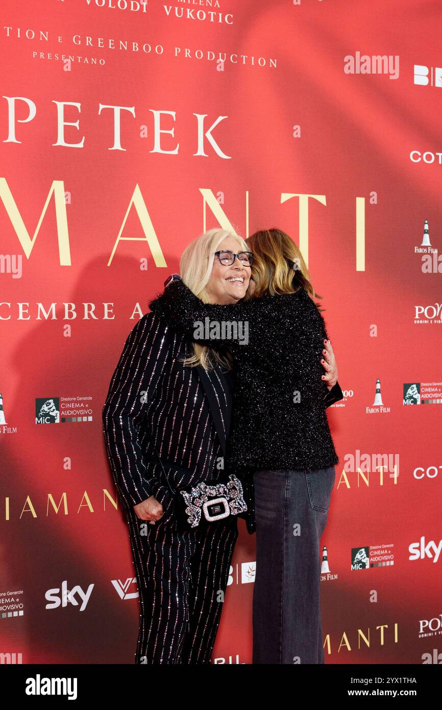 ROMA, ITALIA - 12 DICEMBRE: Mara Venier ed Elisabetta Ferracini partecipano alla prima "Diamanti" allo Space Cinema moderno il 12 dicembre 2024 a Roma, Foto Stock