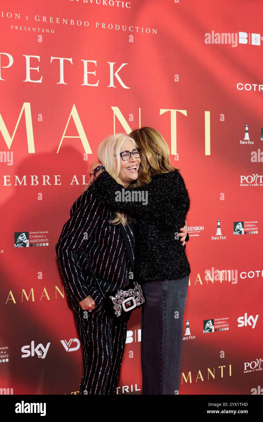 ROMA, ITALIA - 12 DICEMBRE: Mara Venier ed Elisabetta Ferracini partecipano alla prima "Diamanti" allo Space Cinema moderno il 12 dicembre 2024 a Roma, Foto Stock