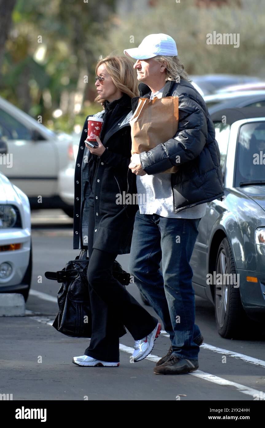 Il chitarrista degli Eagles Joe Walsh e la moglie Marjorie Bach avvistarono la luna di miele, godendosi lo shopping e il caffè a Beverly Glenn, California. Foto Stock