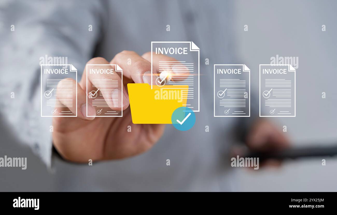 Concetto di fatture elettroniche e dichiarazioni digitali online. Coinvolge un uomo d'affari che interagisce con uno schermo virtuale che visualizza le icone delle fatture, semplificando billi Foto Stock