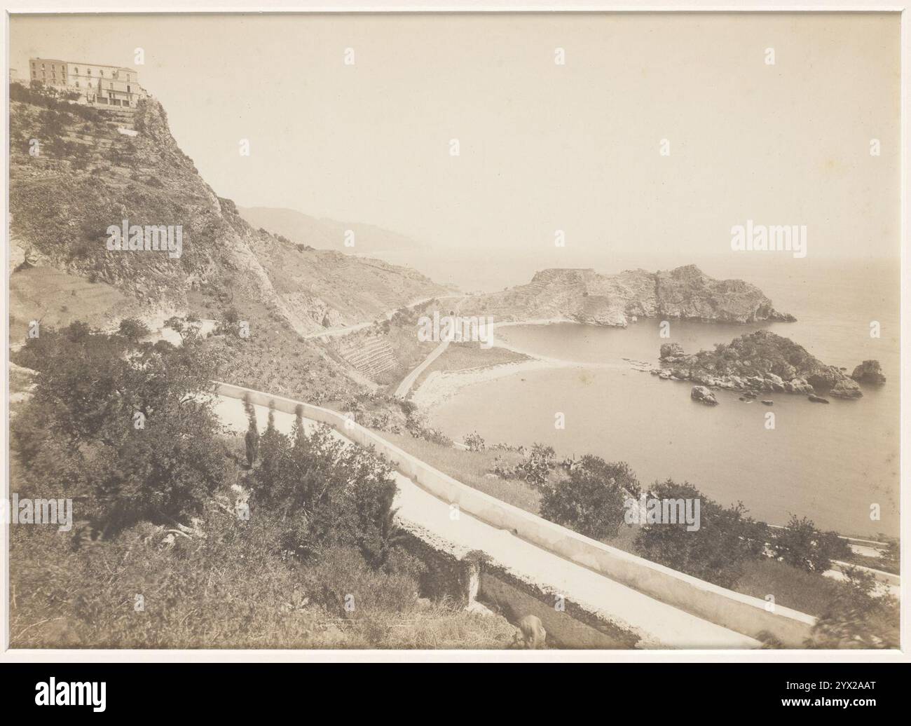 Crupi, Giovanni (1861-1925) - n. G 0049 - strada da Giardini a Taormina - (Isola bella) - cm 42,9x31,5 - Den Nationale Fotosamling DK. Foto Stock