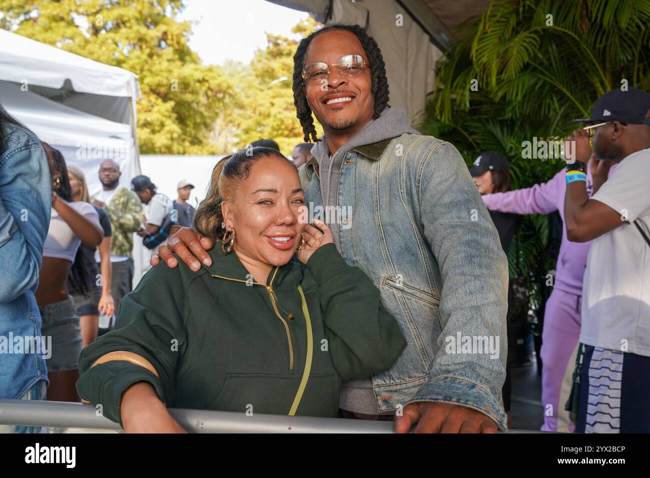 Tiny (Tameka Cottle-Harris) e T.I. (Clifford Harris) appaiono nel backstage durante il One Musicfest il 27 ottobre 2024 ad Atlanta, Georgia, Stati Uniti. (Foto di Julia Beverly/Alamy Live News) Foto Stock