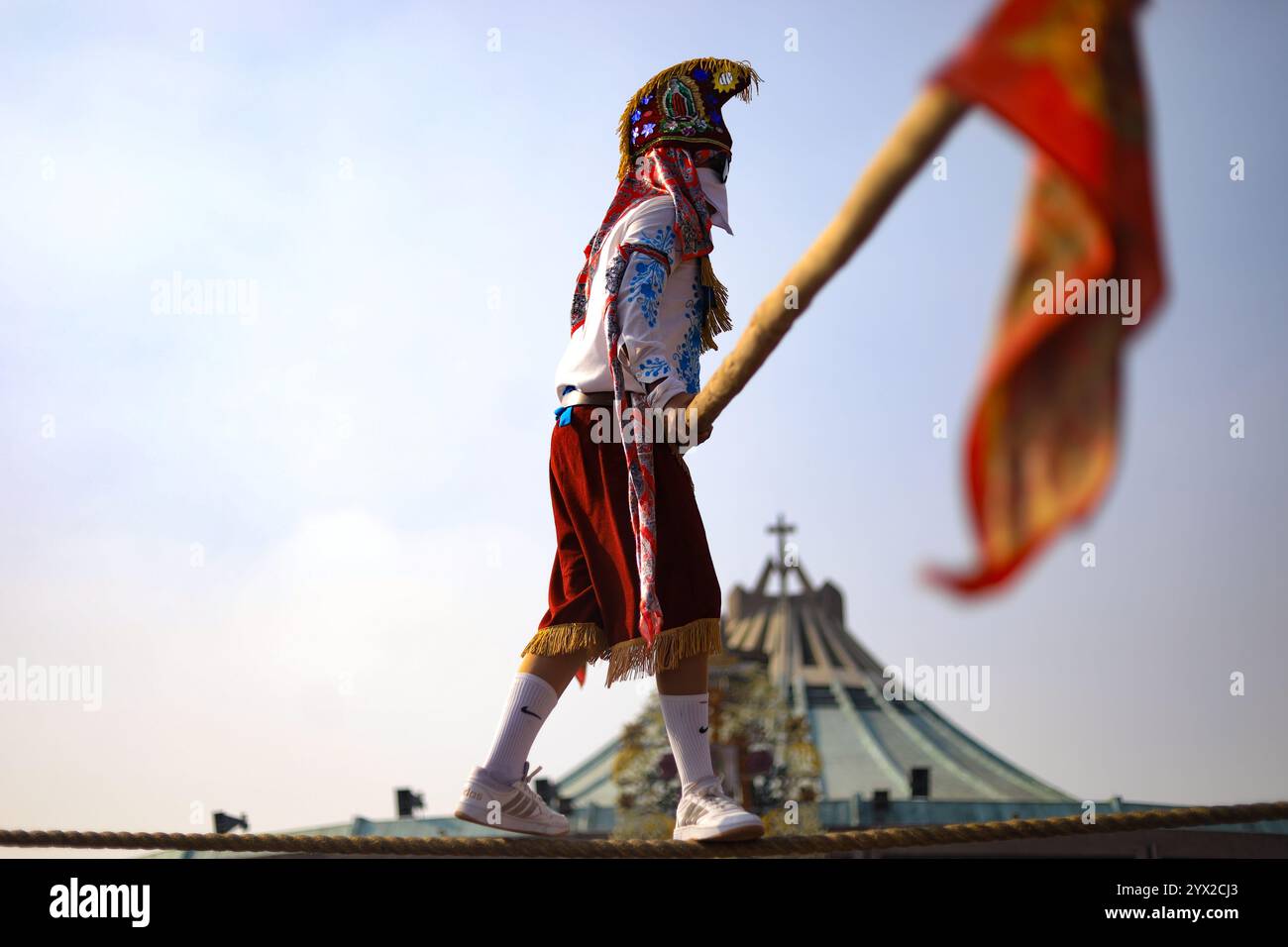 Non esclusiva: Una persona vestita con un costume popolare che partecipa durante la danza in occasione delle celebrazioni del giorno della Vergine di Guadalupe. Foto Stock