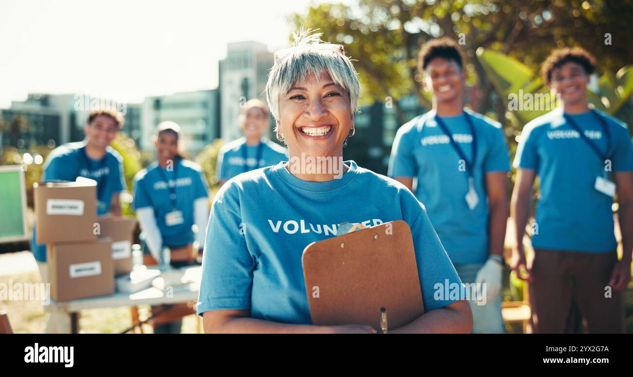 Attivismo, ritratto e sorriso di una donna volontaria all'aperto nel parco per un'iniziativa alimentare comunitaria o una donazione. Carità, aiuto e società con felice maturità Foto Stock