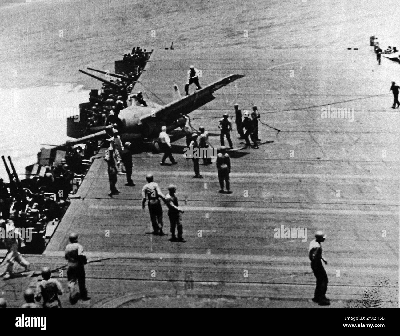 Danneggiato Grumman F4F-4 Wildcat del VF-72 dopo l'atterraggio a bordo della USS Enterprise (CV-6) il 26 ottobre 1942 Foto Stock