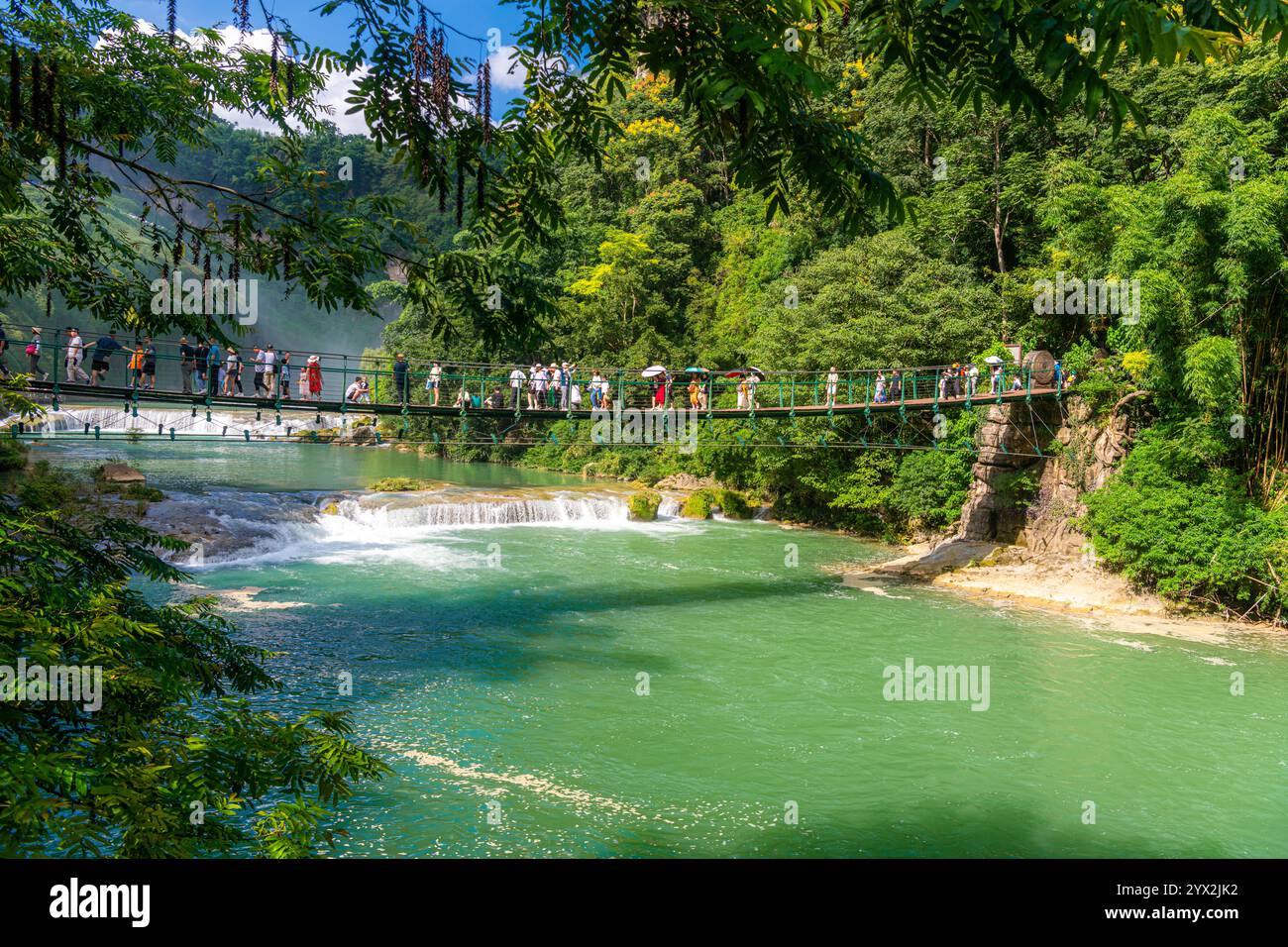 16 AGOSTO 2022, ANSHUN, CINA: Ponte sospeso sul fiume Huangguoshu Great Falls Foto Stock