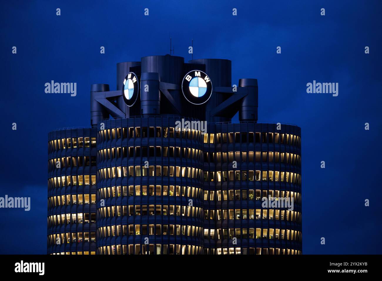 15 marzo 2024, Baviera, Monaco di Baviera: Il logo del marchio BMW può essere visto al buio il 15 marzo 2024 sul quattro cilindri BMW (chiamato anche torre BMW e grattacielo BMW), il principale edificio amministrativo e punto di riferimento del costruttore di veicoli BMW, a Monaco (Baviera). Bayerische Motoren Werke Aktiengesellschaft (gruppo BMW) è un marchio registrato per le automobili della casa automobilistica tedesca BMW, con sede a Monaco di Baviera. Il marchio del produttore di automobili e motociclette elencato mostra i colori dello stato del libero Stato di Baviera bianco e blu con i suoi quarti di cerchio. Foto: Tappetino Foto Stock