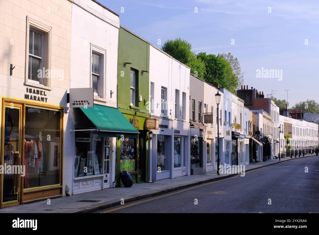 Negozi e case sulla terrazza lungo Walton Street, Chelsea, Knightsbridge, Londra, Inghilterra, REGNO UNITO Foto Stock
