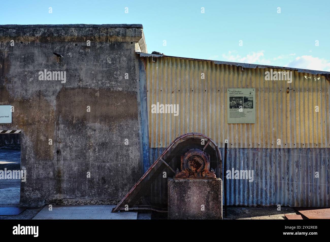 Pareti di cemento del carbone, Rope & Sling Store del Cockatoo Island Powerhouse Sydney, Australia Foto Stock