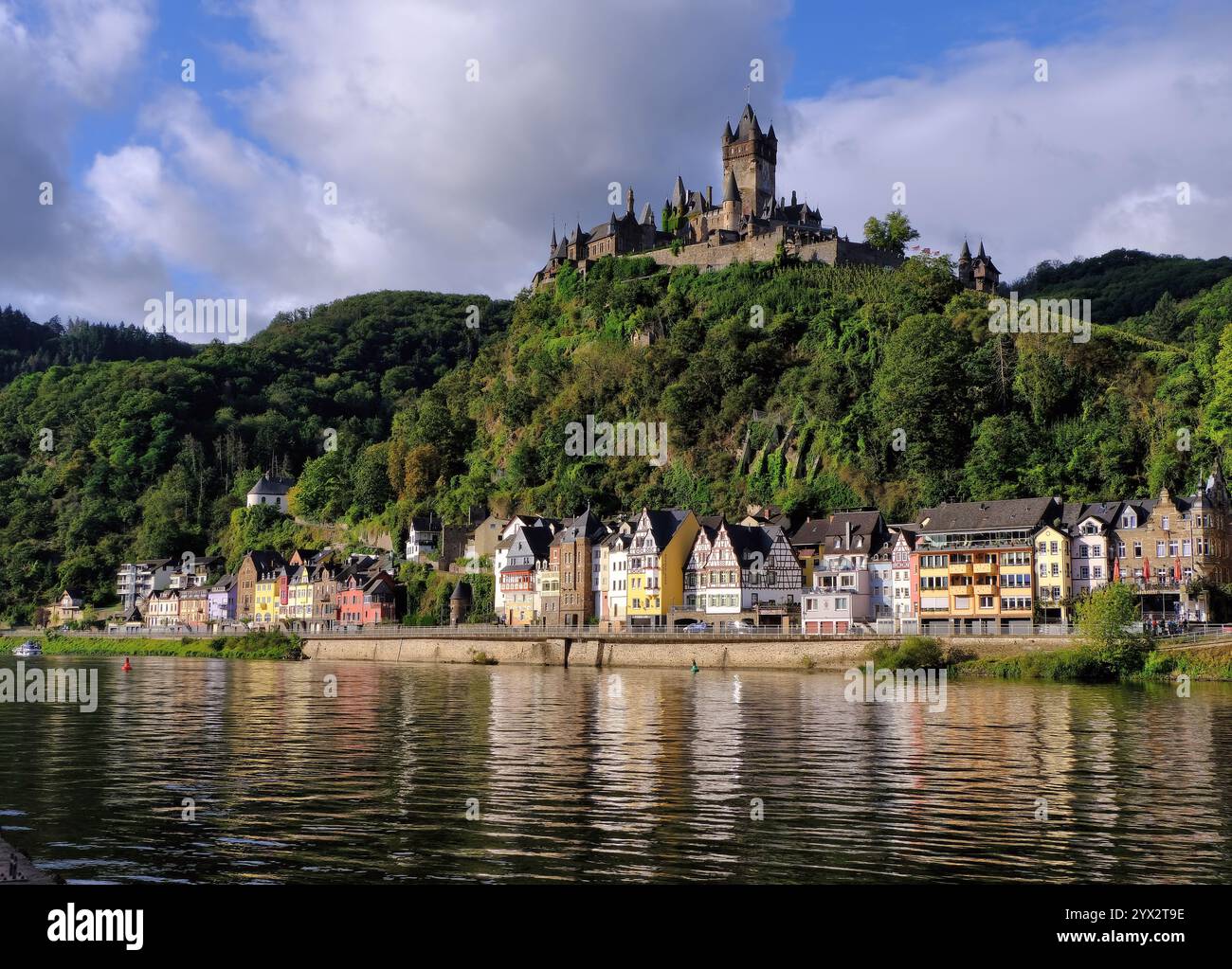 Cochem: Castello di Reichsburg e colorati edifici in legno con riflessi a Cochem, fiume Mosella, Renania-Palatinato, Germania Foto Stock