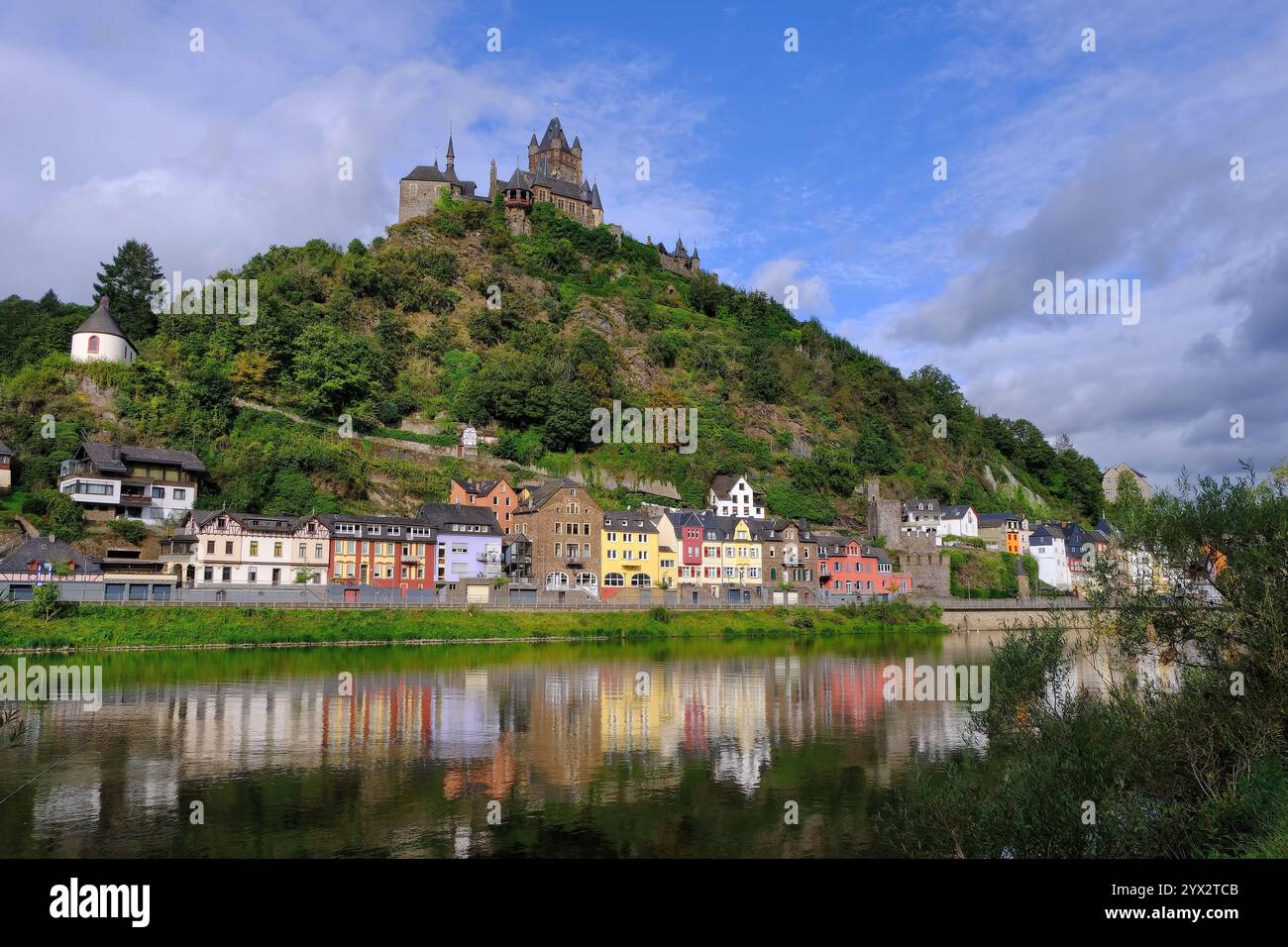 Cochem: Castello di Reichsburg e colorati edifici in legno con riflessi a Cochem, fiume Mosella, Renania-Palatinato, Germania Foto Stock
