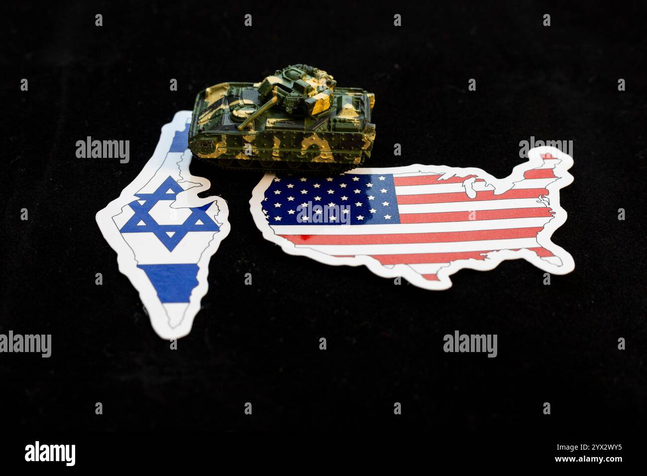 Carro armato militare sopra Israele e USA mappa bandiere. Concetto di alleanza militare. Foto Stock