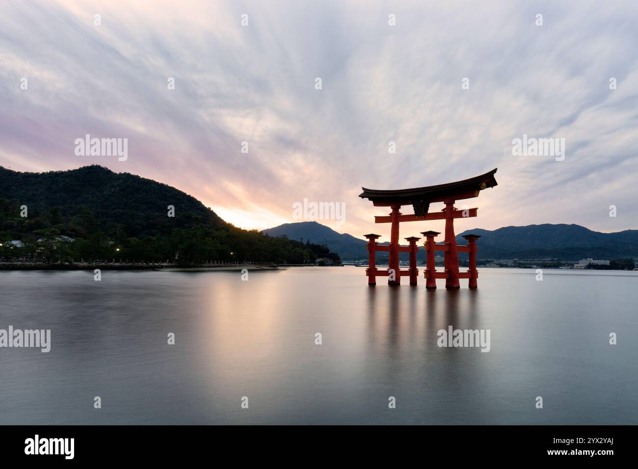 Vista panoramica della porta torii del Santuario di Itsukushima a Miyajima a Hiroshima durante l'ora magica. Traduzione: "Santuario di Itsukushima" Foto Stock