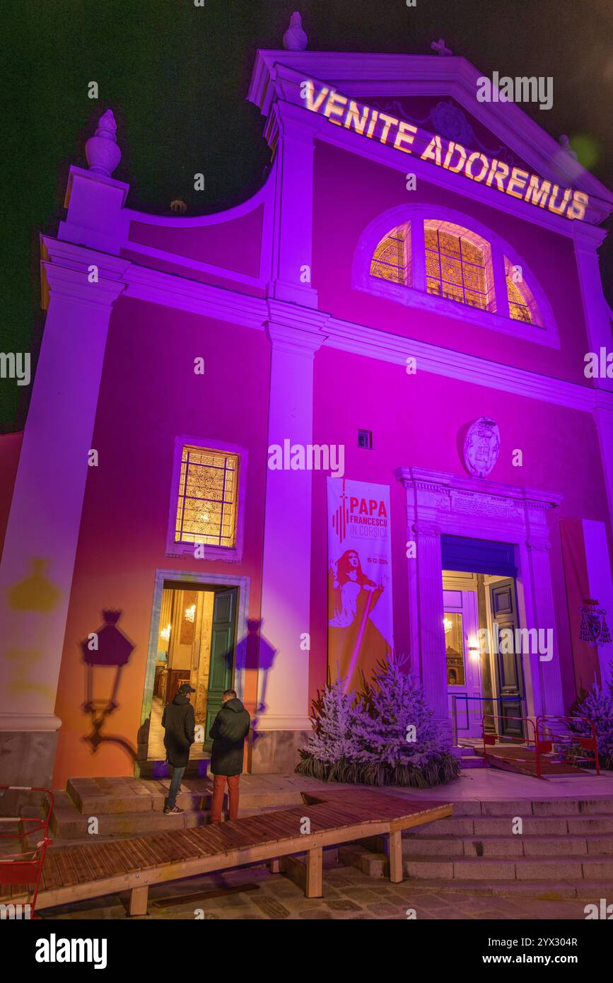 FRANCIA. CORSE-DU-SUD (2A) AJACCIO, LA CATTEDRALE DI NOTRE-DAME DE L'ASSUNTA (SANTA MARIA ASSUNTA) ILLUMINATA DURANTE LA VIGILIA DELLA VISITA DI PAPA FRANCESCO Foto Stock