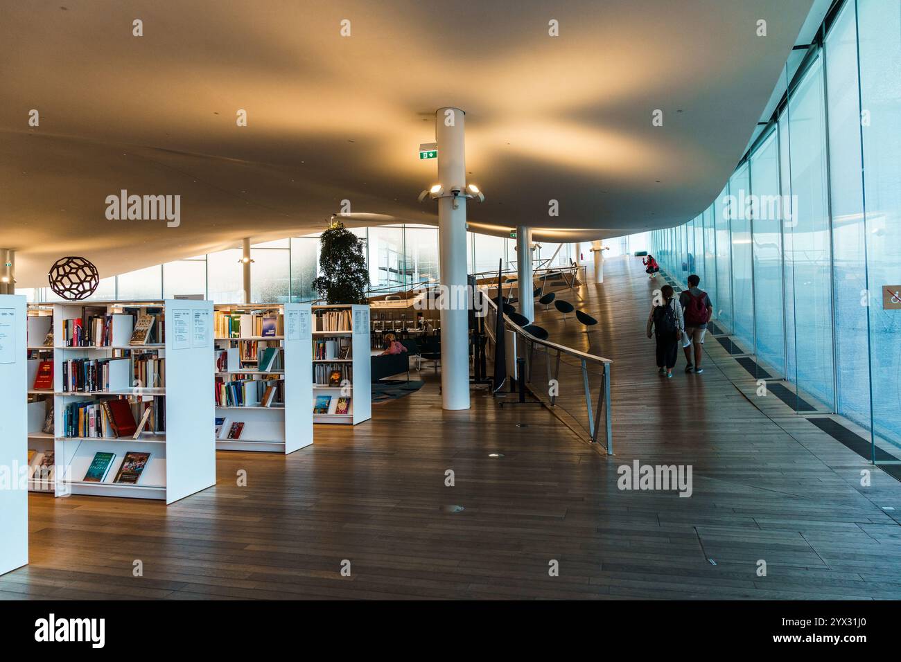 Helsinki, Finlandia - 19 agosto 2024: La Biblioteca centrale di Helsinki. Vista interna Foto Stock