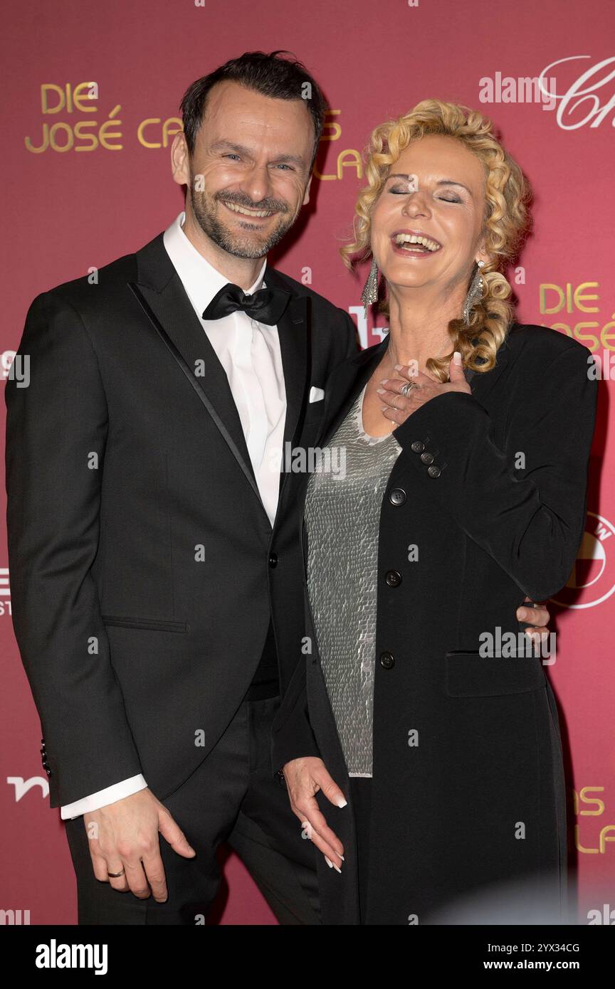 Victoria Herrmann mit Ehemann David Böthig bei der 30. Josà Carreras Gala 2024 a der Media City Lipsia. Lipsia, 12.12.2024 *** Victoria Herrmann con il marito David Böthig al 30 Josà Carreras Gala 2024 presso Media City Leipzig Lipsia, 12 12 2024 foto:XM.xKremerx/xFuturexImagex carreras_4205 Foto Stock