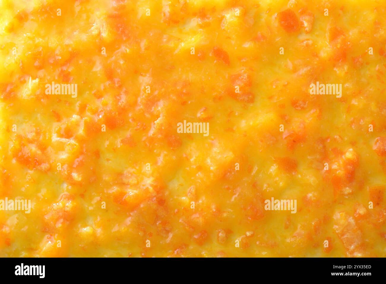 Dettagli dello sfondo con texture marmellata arancione diffusa. Vista dall'alto. Foto Stock