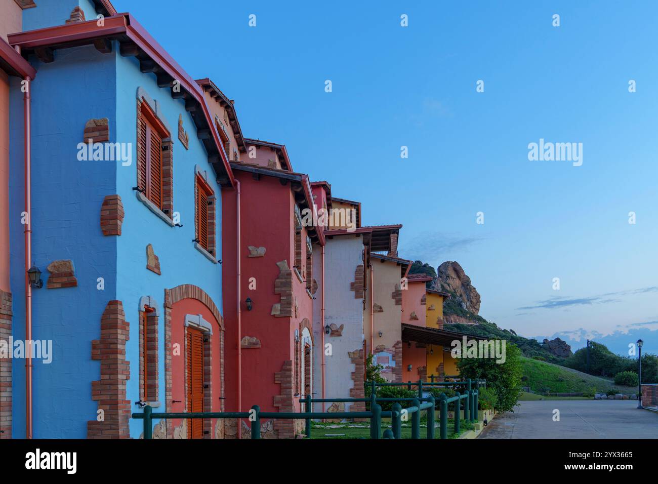 Bellissime piccole, colorate case a schiera, che creano una splendida tenuta residenziale Foto Stock