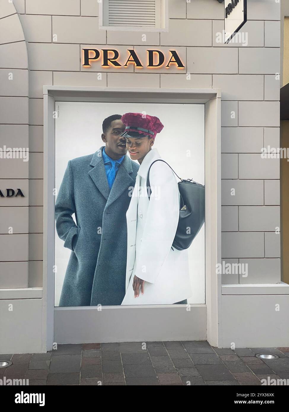 Fidenza, PR, Italia - 27 novembre 2024 pubblicità di moda con le tendenze di stagione al negozio prada nel villaggio di fidenza, un outlet di lusso i Foto Stock