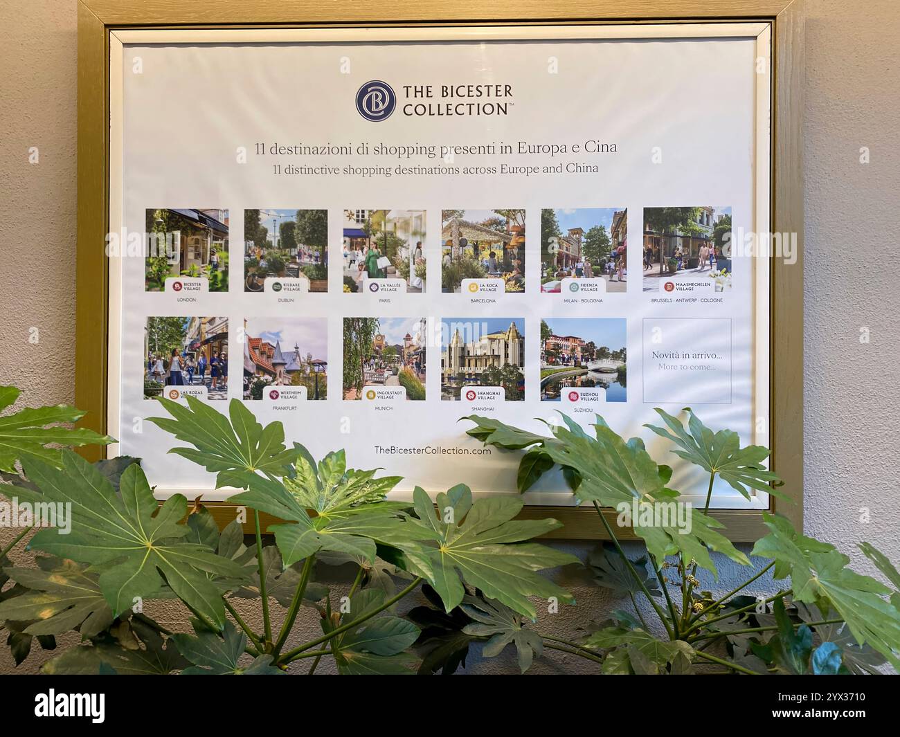 Fidenza, PR, Italia - 27 novembre 2024 Bicester Village shopping Collection destinazioni in europa e cina, in mostra su un poster a fidenza vi Foto Stock