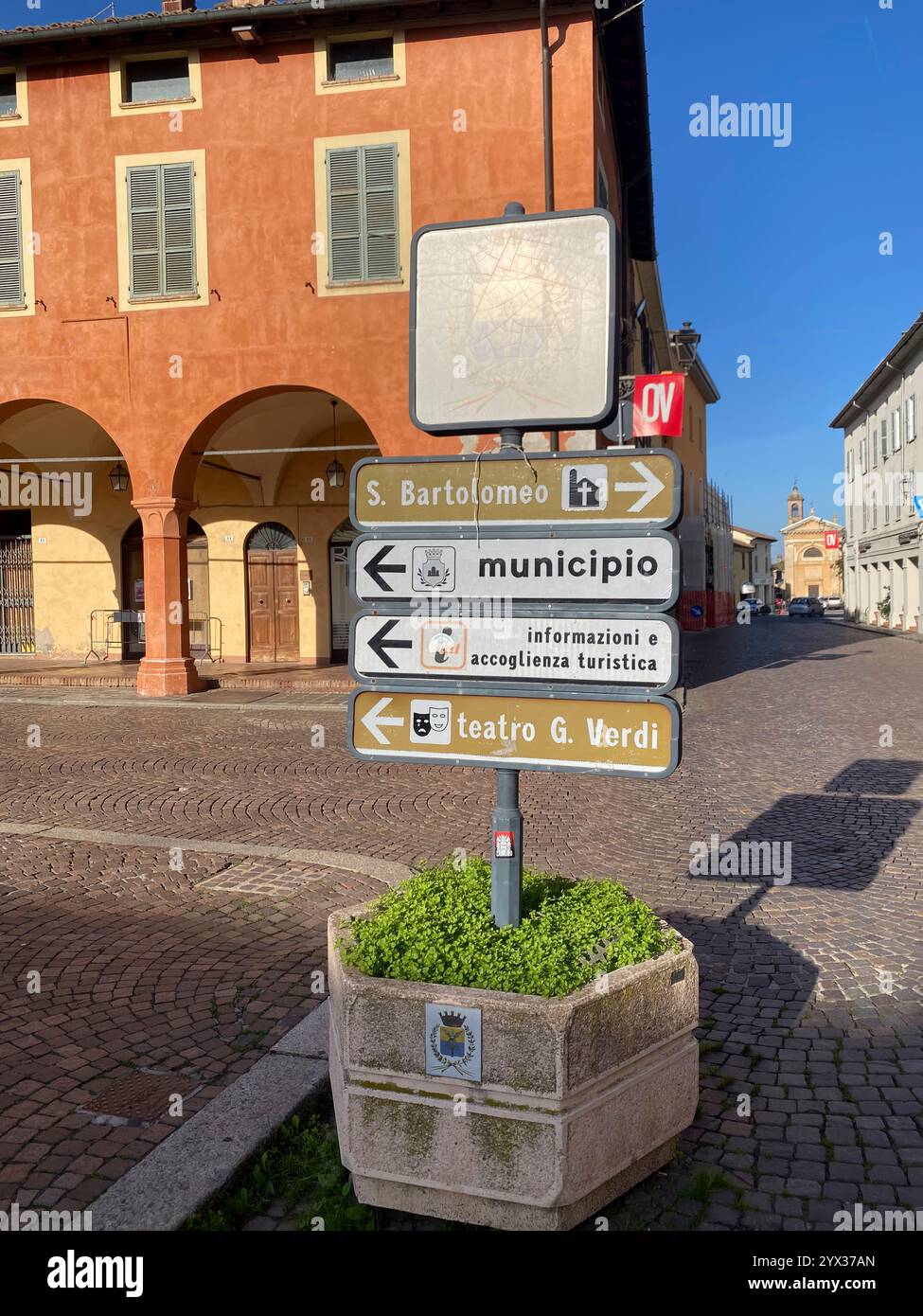 Busseto, Parma, Italia - 23 novembre 2024 indicazioni stradali in piazza giuseppe verdi a busseto. Italia. Indicazioni per il teatro giuseppe verdi Foto Stock