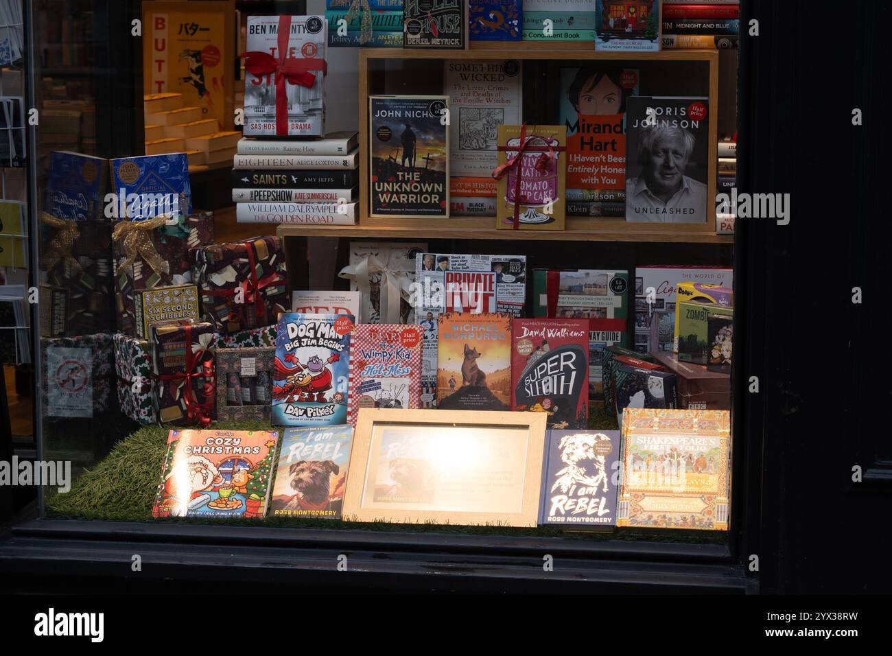 Libri in una vetrina di libreria, Nuneaton, Warwickshire, Regno Unito Foto Stock