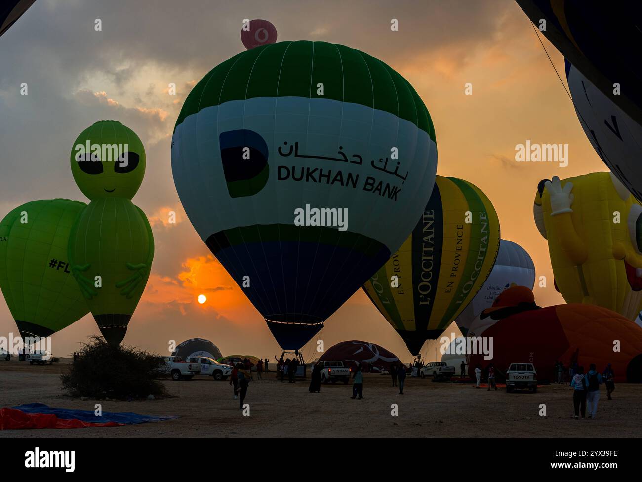 QATAR BALLOON FESTIVAL 2024 persone guardano le mongolfiere per decollare durante il Qatar Balloon Festival 2024 a Doha, Qatar, il 13 dicembre 2024. La quinta edizione del Qatar Balloon Festival si è tenuta qui dal 12 al 22 dicembre e più di 50 partecipanti partecipano al Festival DOHA Qatar Copyright: XNOUSHADx Foto Stock