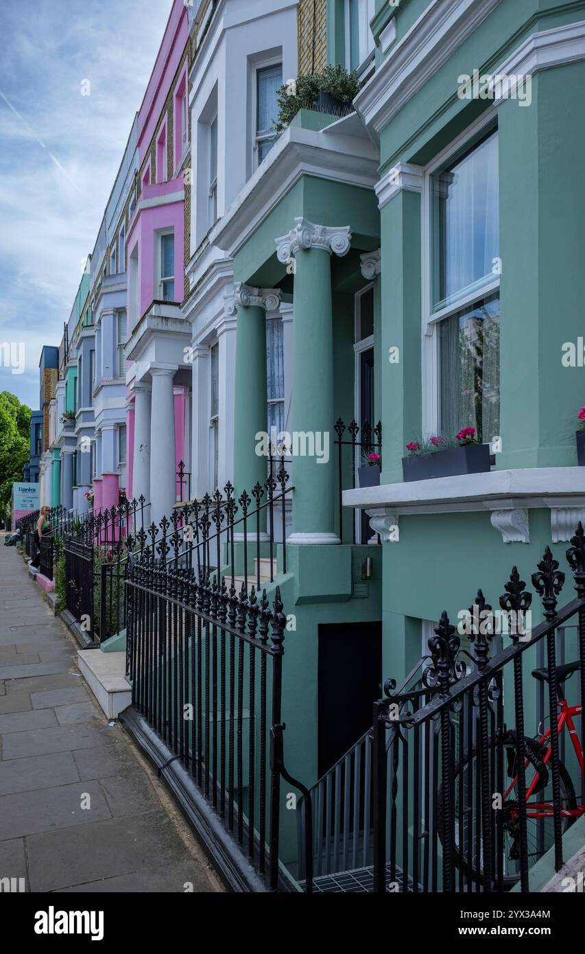 Londra - 17 06 2022: Case color pastello su Westbourne Park Rd a Notting Hill Foto Stock