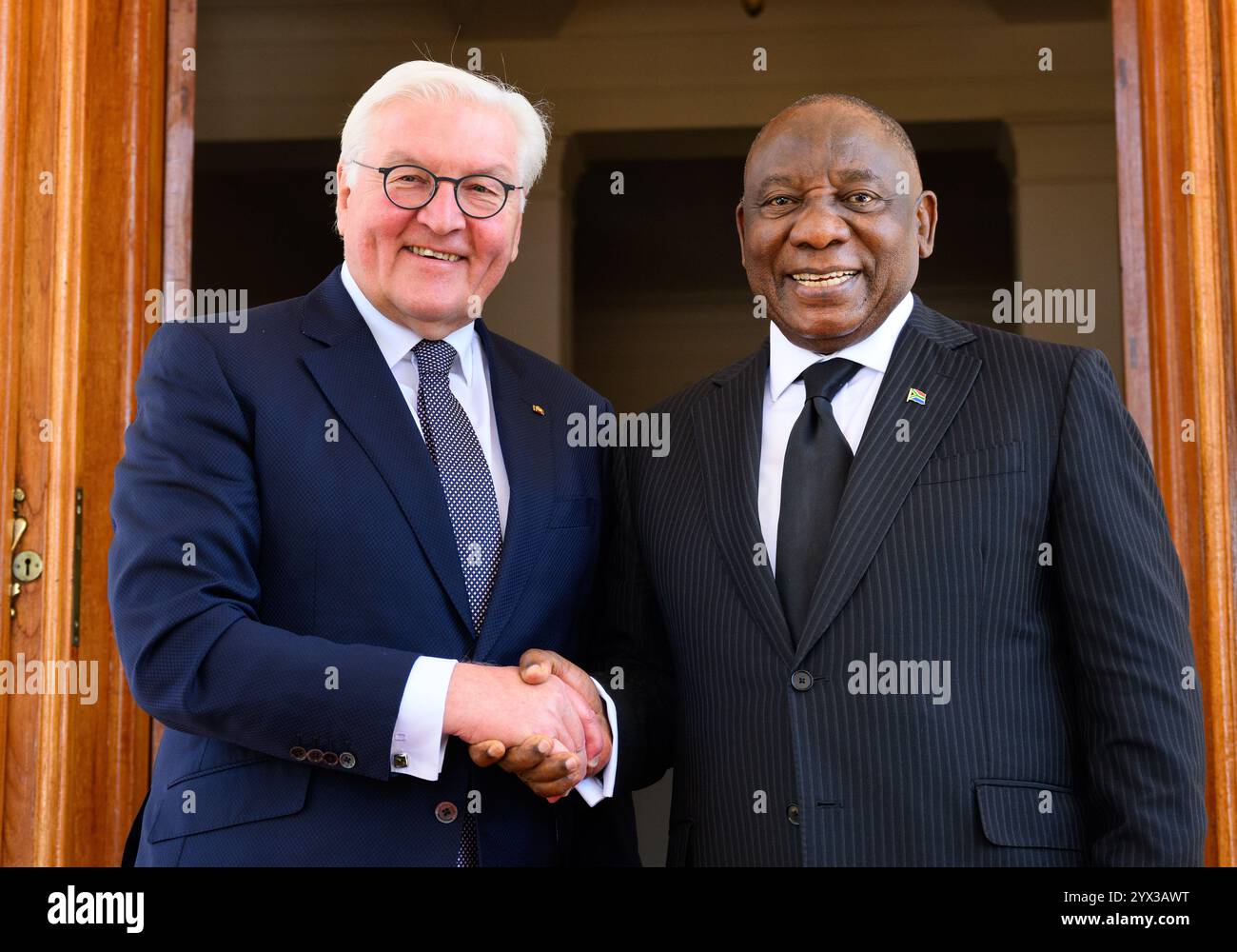 Johannesburg, Sudafrica. 13 dicembre 2024. Il presidente federale Frank-Walter Steinmeier è accolto da Matamela Cyril Ramaphosa, presidente del Sudafrica, nella residenza ufficiale del presidente. Il presidente federale Steinmeier visita Nigeria, Sudafrica e Lesotho durante il suo viaggio di quattro giorni in Africa. Crediti: Bernd von Jutrczenka/dpa/Alamy Live News Foto Stock