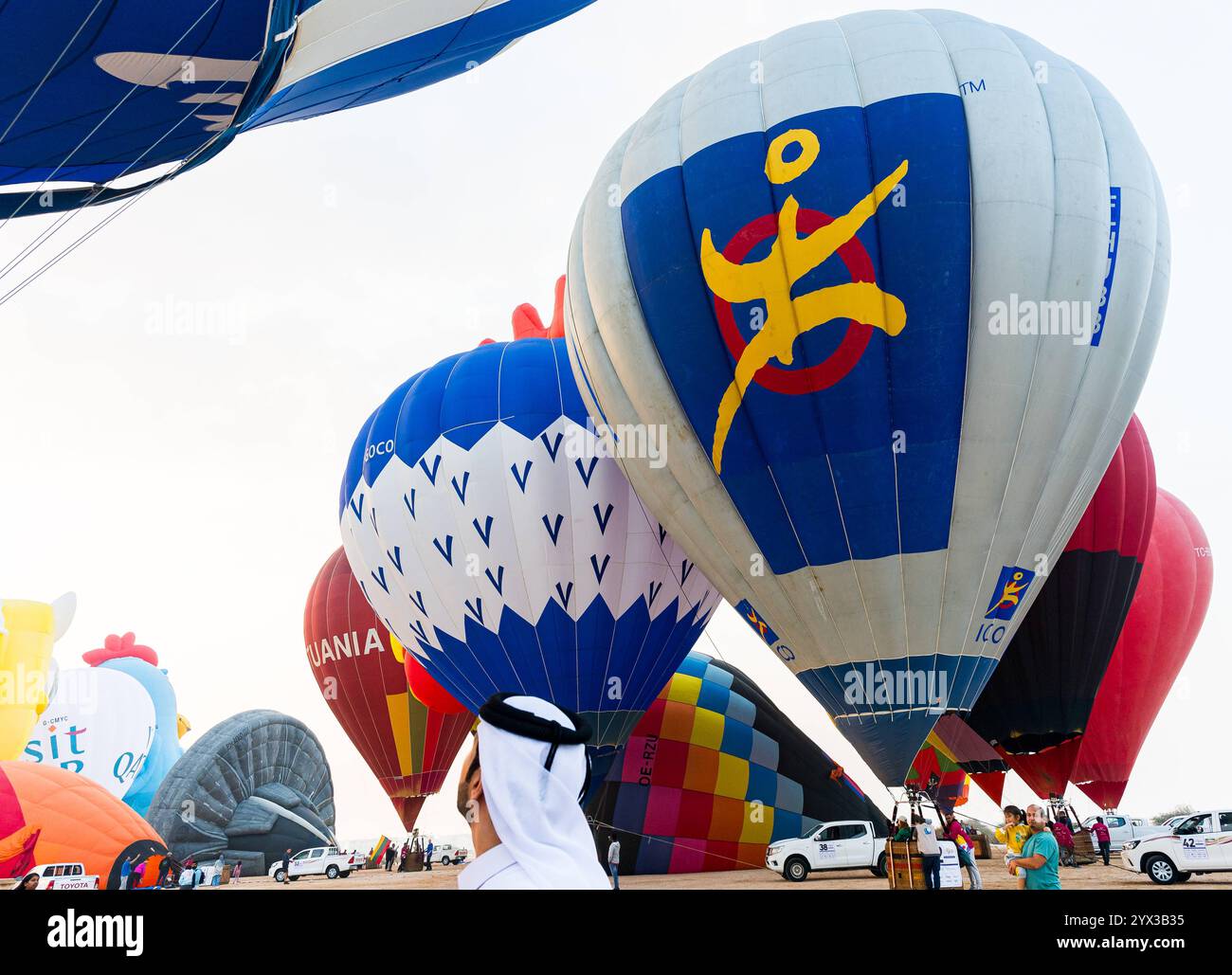 QATAR BALLOON FESTIVAL 2024 persone guardano le mongolfiere decollare durante il Qatar Balloon Festival 2024 a Doha, Qatar, il 13 dicembre 2024. La quinta edizione del Qatar Balloon Festival si è tenuta qui dal 12 al 22 dicembre e più di 50 partecipanti partecipano al Festival DOHA Qatar Copyright: XNOUSHADx Foto Stock