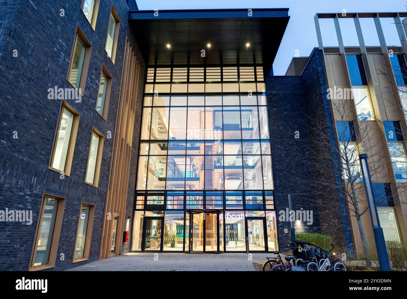 AB Cam Lab presso Night Cambridge Biomedical Campus Foto Stock