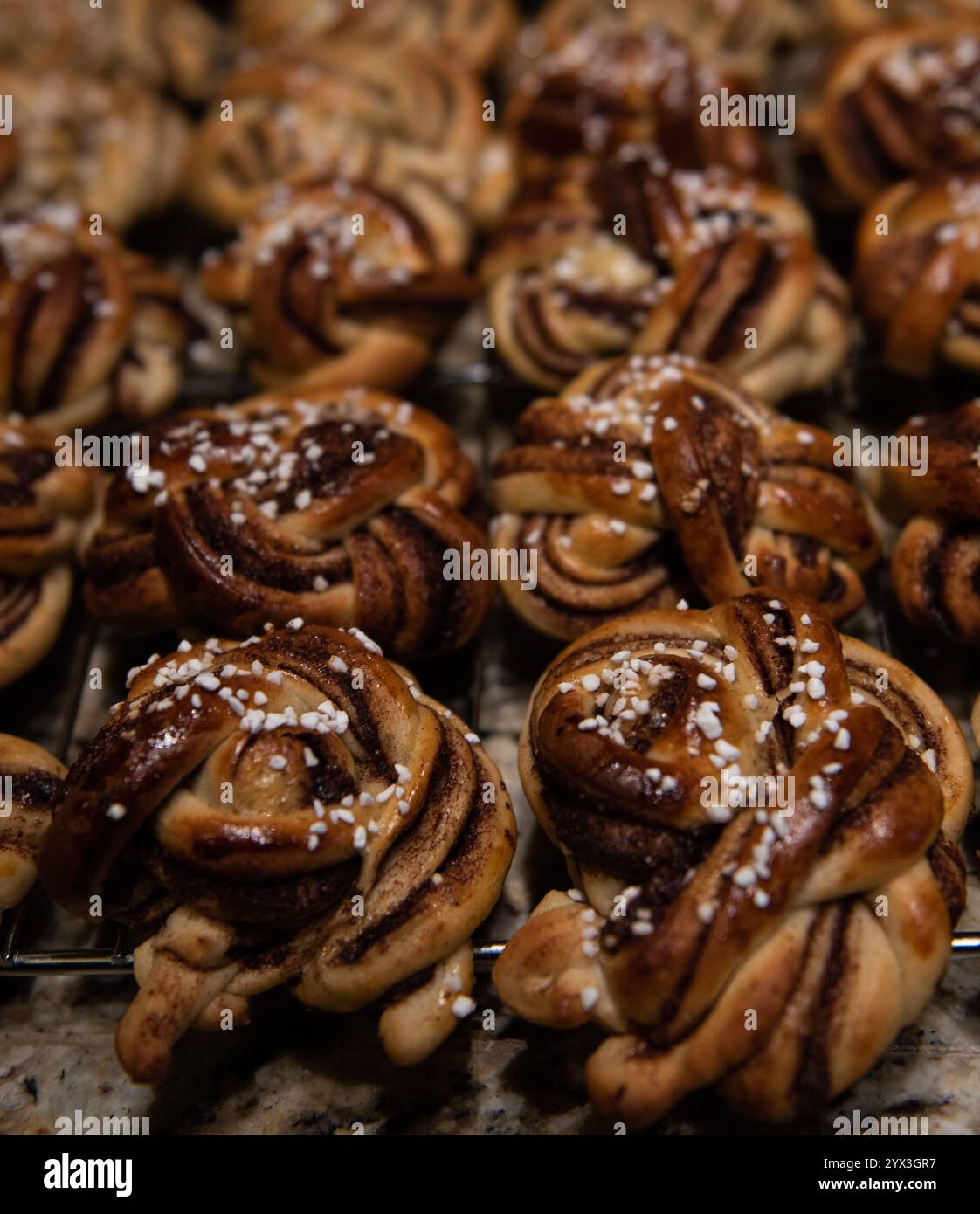 Panini alla cannella intrecciati artigianali appena sfornati - kanelbullar svedesi Foto Stock