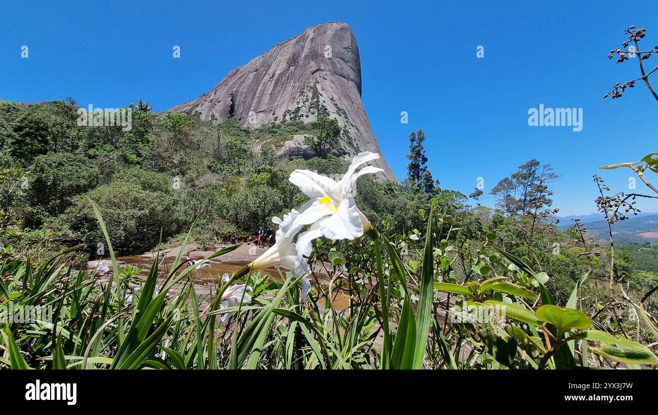 Lo splendido paesaggio naturale dominato dalla pietra Blu, presso il Blue Stone National Park, si innalza drammaticamente contro un cielo azzurro limpido e nuvoloso. - Immagine stock catturata con smartphone