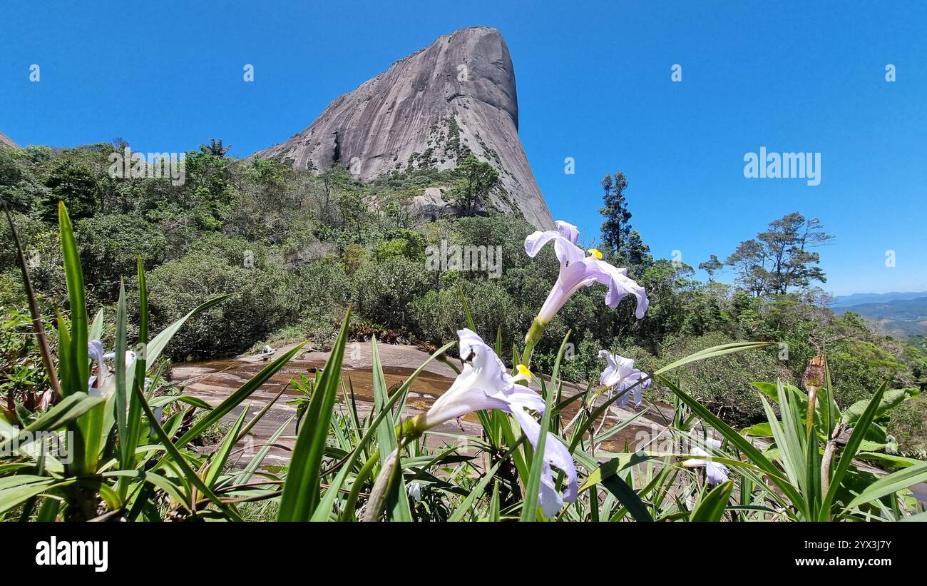 Lo splendido paesaggio naturale dominato dalla pietra Blu, presso il Blue Stone National Park, si innalza drammaticamente contro un cielo azzurro limpido e nuvoloso. - Immagine stock catturata con smartphone